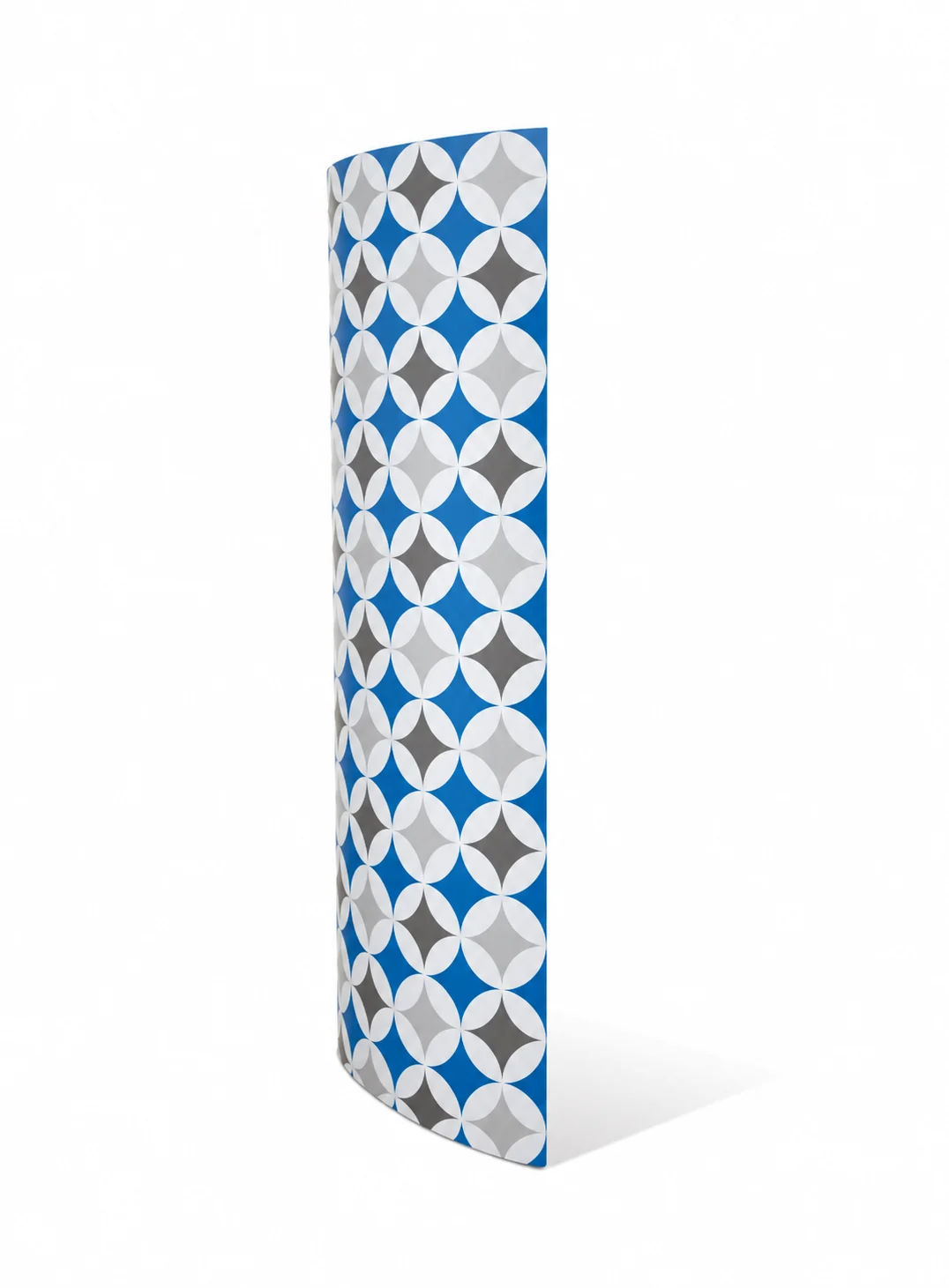 Aufgerichtete Ellipsensäule mit blau-grauem geometrischem Beispielmotiv